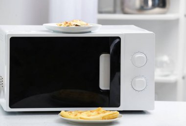 Mikrodalga yakın gözleme ile plaka 