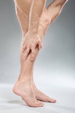 Genç adam açık renkli acı acı