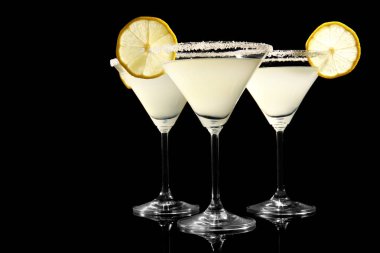 limon damla martini meyve dilimleri ile 