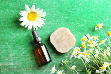 Temel yağ, sabun ve papatya çiçekleri ile şişe