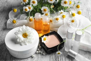 Kozmetik ve papatya çiçeği ile kompozisyon 