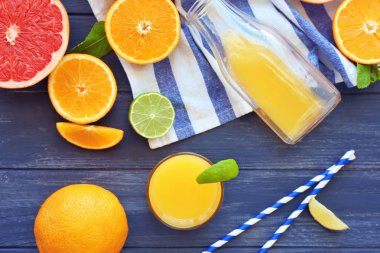 Şişe ve cam masa üzerinde taze portakal suyu ile