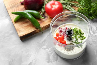 Blender kabı için masada balık taco sosu malzemeler ile