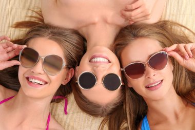 Güzel genç kadın üzerinde açık renkli bikini