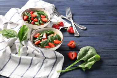 Çilekli ıspanak salatası.