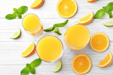 Gözlük tablo taze portakal suyu ile