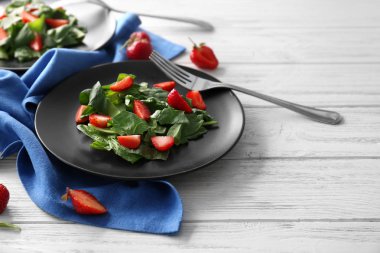 Çilekli ıspanak salatası.