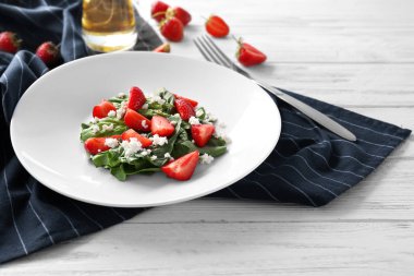 Çilekli ıspanak salatası.