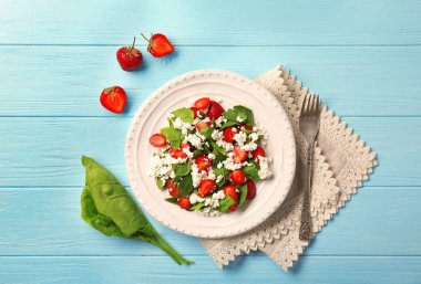 Çilekli ıspanak salatası.