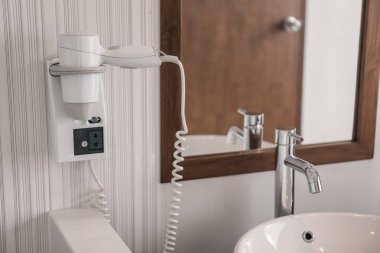 Otelde modern banyo