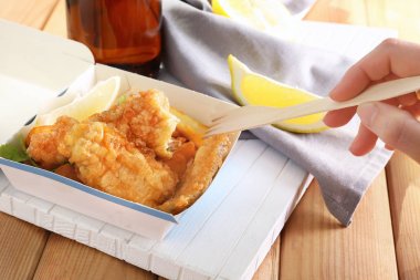 Kadın yemek kızarmış balık 