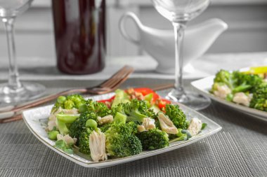 Brokoli Salatası Masasında plakalı