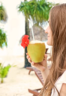 Taze hindistan cevizi kokteyl Resort olan kadın