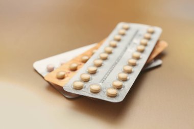 Açık renkli farklı doğum kontrol hapları