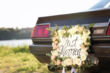 Plaka sadece evli açık havada güzel düğün araba