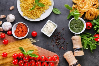 Pesto, bolognese ve makarna için beyaz soslar ile kompozisyon