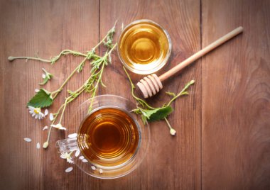 Bir fincan papatya çayı.