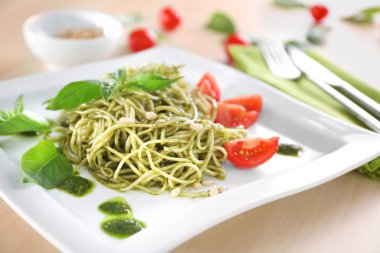 Pesto soslu lezzetli makarna