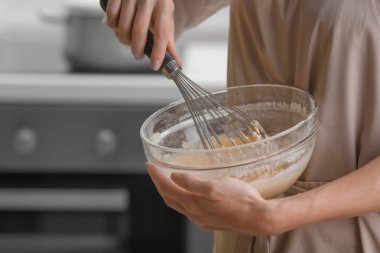 Kadın Şef mutfak cam kase hamur yapma