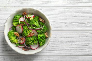 Brokoli salata masada yemek