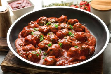 domates soslu lezzetli köfte