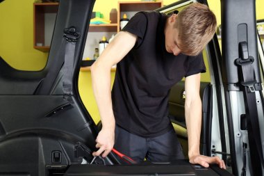 Arabayı tamir dükkanında tamir otomatik mekanik