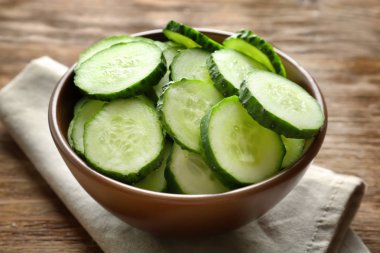 taze dilimlenmiş salatalık