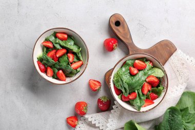 Çilekli ıspanak salatası.