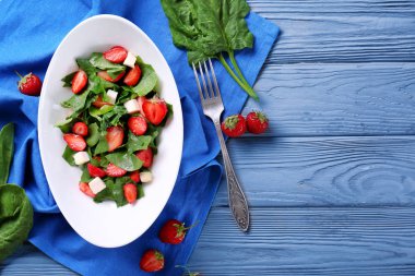 Çilekli ıspanak salatası.