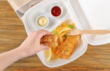 Kadın yemek kızarmış balık 