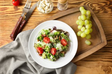 Brokoli Salatası Masasında plakalı