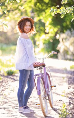 Bisiklet, açık havada olan güzel kadın