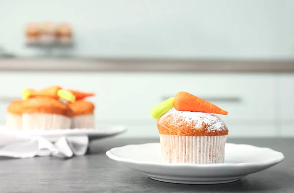 Prato com delicioso muffin de cenoura na mesa — Fotografia de Stock