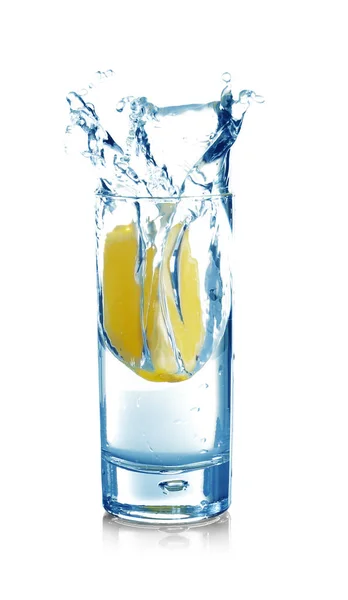 Plátek citronu ve sklenici s vodou — Stock fotografie