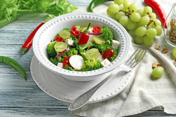 Brokoli salata masada yemek