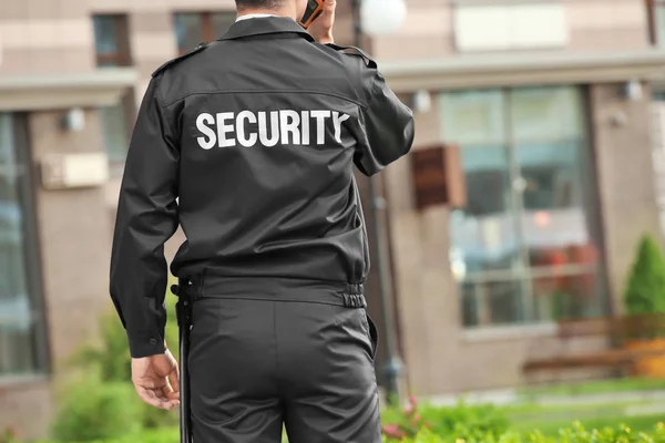 Manliga säkerhetsvakt med bärbar radio — Stockfoto