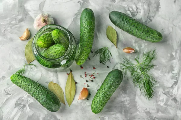 Ingredientes para pepinos decapado sobre fondo texturizado gris —  Fotos de Stock