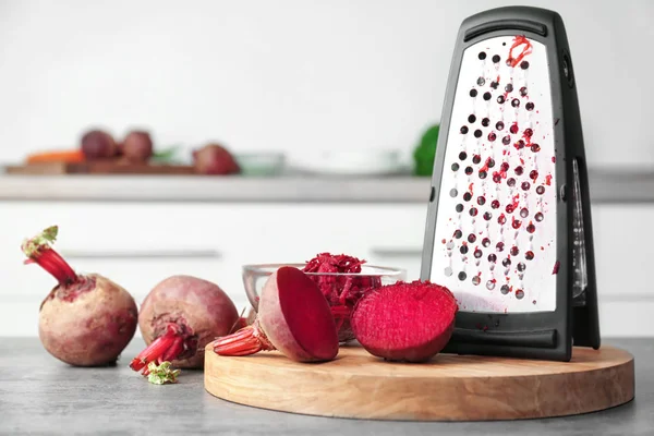 Barbabietola fresca e grattugia sul tavolo in cucina — Foto Stock