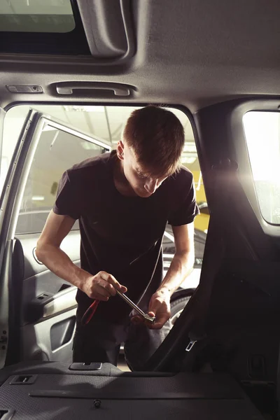 Auto mecânico de fixação de carro na oficina de reparação — Fotografia de Stock