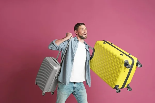 Homme avec des bagages en surpoids — Photo