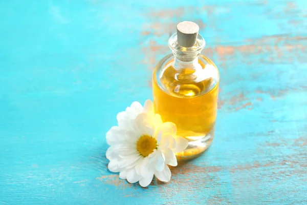 Essential oil and chamomile flower — Stock Photo, Image