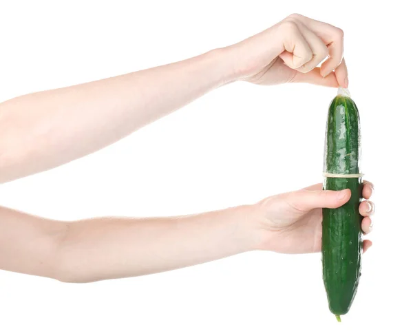 Mains féminines tenant le concombre dans le préservatif — Photo