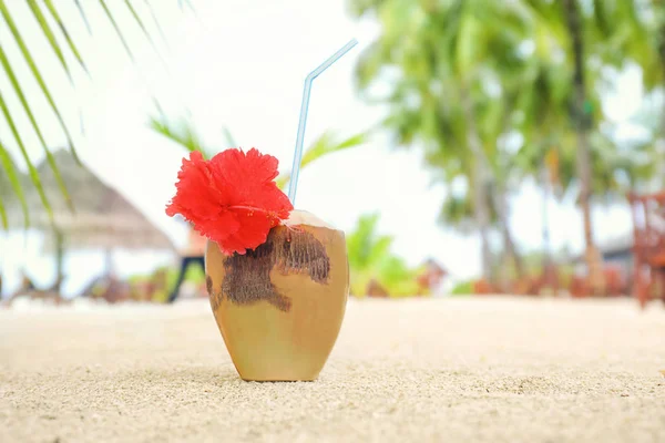 Färsk kokosnöt cocktail på strand resort — Stockfoto