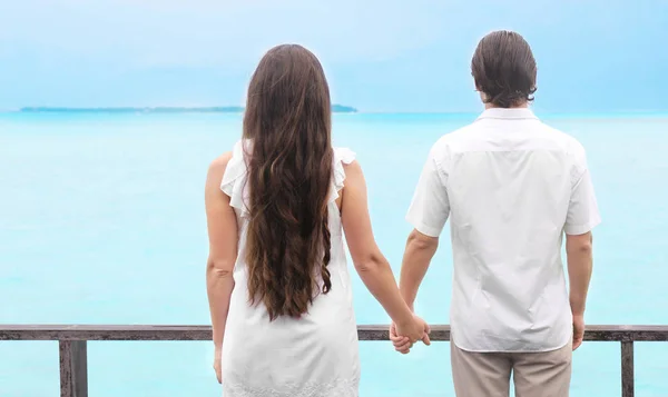 海のリゾートでハネムーンを過ごす美しい若いカップル — ストック写真