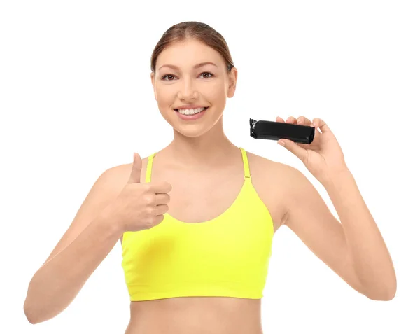 Hermosa mujer joven con barra de energía sobre fondo blanco. Concepto de dieta — Foto de Stock