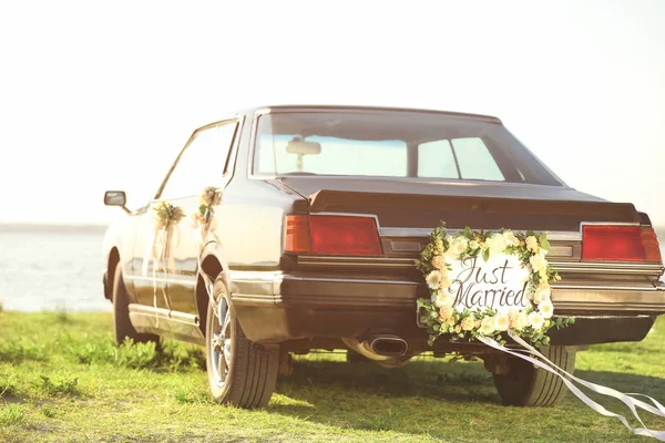 Όμορφη γαμήλια αυτοκίνητο με πλάκα μόλις παντρεύτηκε στην ακτή — Φωτογραφία Αρχείου