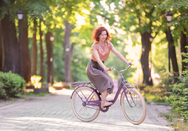 Vacker ung kvinna med cykel, Utomhus — Stockfoto