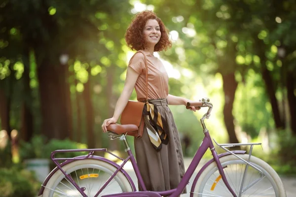 Vacker ung kvinna med cykel, Utomhus — Stockfoto