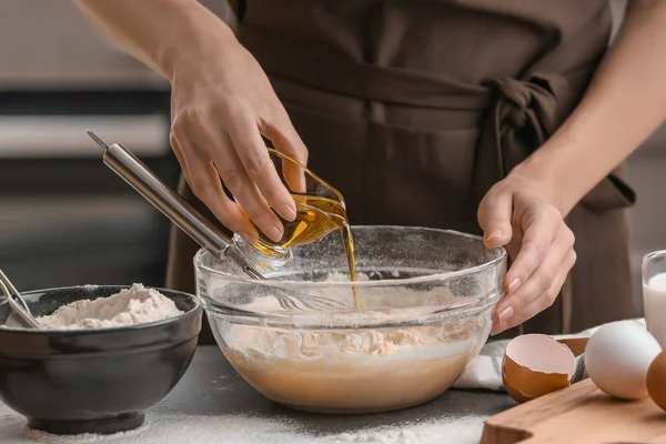 식탁에 유리 그릇에 반죽을 만드는 여자 요리사 — 스톡 사진
