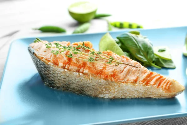 Plaka dilim masa, closeup lezzetli somon ile